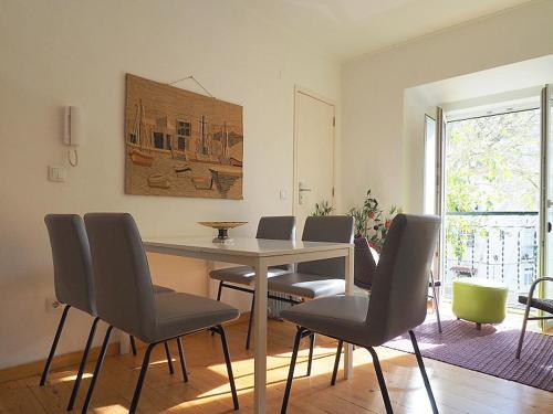 a dining room with a table and chairs at Mosteiro - Lissabon Altstadt in Lisbon