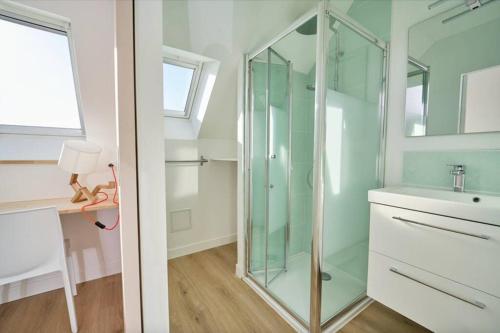 une salle de bain avec une douche en verre et un lavabo dans l'établissement Maison entière à Lorient près des plages et centre, à Lorient