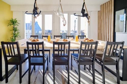 une salle à manger avec une grande table et des chaises dans l'établissement Maison entière à Lorient près des plages et centre, à Lorient