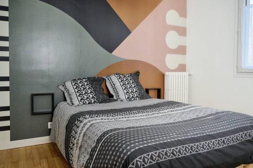 une chambre avec un lit avec un mur rayé dans l'établissement Maison entière à Lorient près des plages et centre, à Lorient