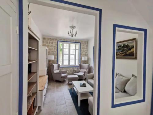 un salon avec un canapé et une table dans l'établissement Mas de Férigoulet -