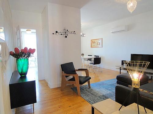 a living room with a vase of flowers on a table at Panteao - Lissabon Altstadt in Lisbon