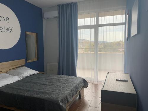 ラザレフスコエにあるApartment in San-Marinaのベッドルーム1室(ベッド1台、大きな窓付)