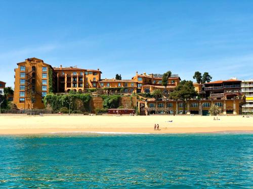 uma vista para uma praia com edifícios ao fundo em Rigat Park & Spa Hotel - Adults Recommended em Lloret de Mar