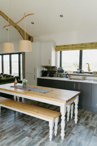 Η κουζίνα ή μικρή κουζίνα στο Hen Houses with Hot Tubs - Big Drift and Fairchilds Barn