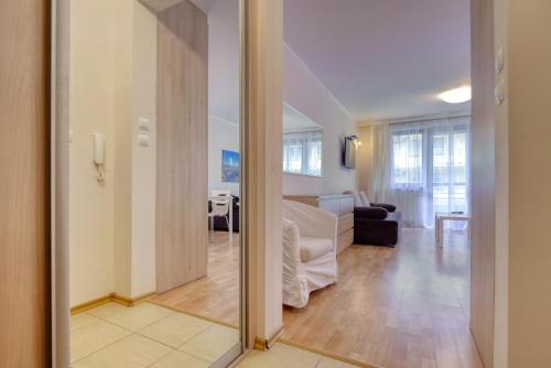 ein Wohnzimmer mit Blick auf ein Wohnzimmer in der Unterkunft Apartment Sand Castle with free parking in Świnoujście