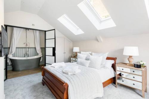 Säng eller sängar i ett rum på Exceptional, boutique retreat Bath road Cheltenham