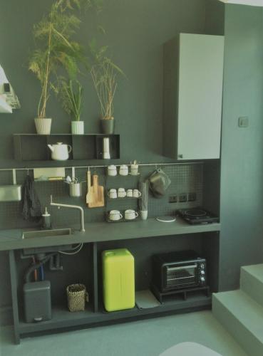 une cuisine avec un évier et un micro-ondes dans l'établissement Small arty studio Menilmontant, à Paris