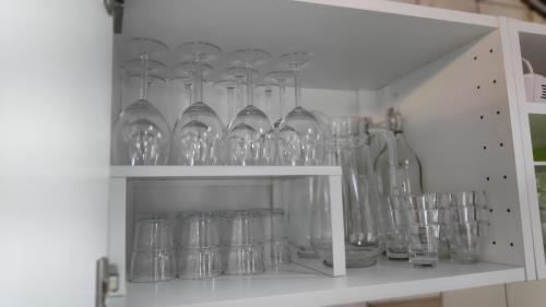 un estante lleno de jarrones y vasos de vidrio en Pé na Aldeia, en Outeiro