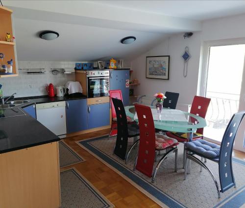 cocina con mesa y sillas en una habitación en at Marian's place en Spuhlja