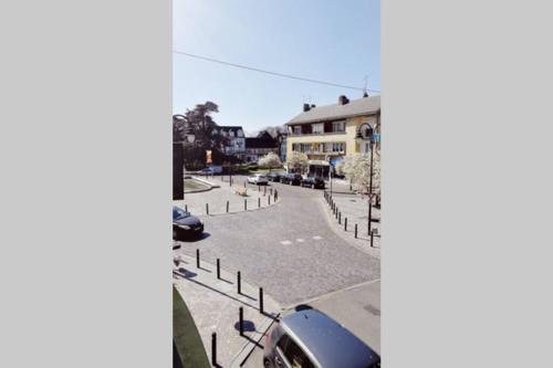 une rue avec des voitures garées sur le bord d'une route dans l'établissement L'oasis : Appartement en centre ville, à Abbeville