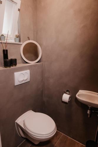Ένα μπάνιο στο Vakantiehuis 6 personen in de Achterhoek met sauna