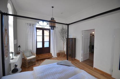 Ένα ή περισσότερα κρεβάτια σε δωμάτιο στο Smukkegård - historisch Wohnen im modernen Ambiente