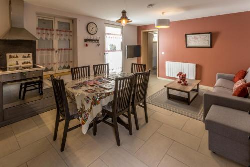 コルマールにあるAppartement avec terrasse "MUSSLIN"のキッチン、リビングルーム(テーブル、椅子付)