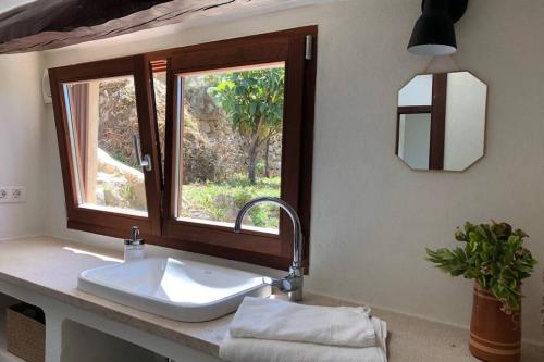 baño con lavabo y ventana en Sky Garden Mallorca - Ca'n Tomeu, en Bunyola
