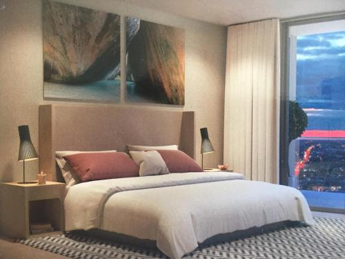 una camera da letto con un letto grande e una finestra di HYDE HOUSE 1906 HALLENDER MIAMI a Hollywood