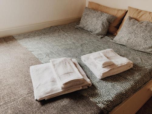 a bed with towels sitting on top of it at Casa do Douro in Alijó