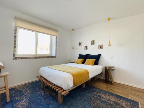 a bedroom with a bed and a window at Behappy Lodge & Brunch in Esmoriz