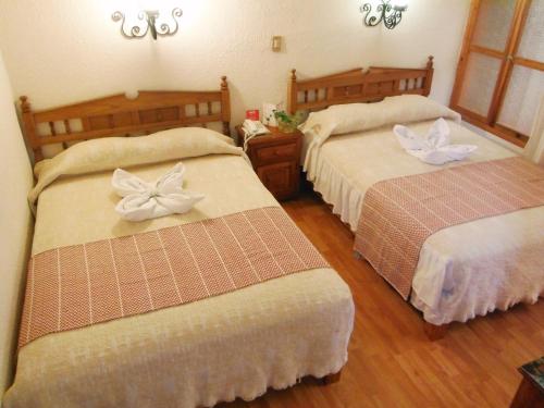 A bed or beds in a room at Hotel Don Quijote