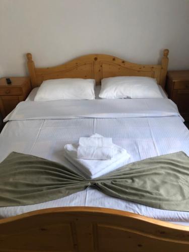 a bed with two towels sitting on top of it at Cabana Felyviss in Gîrda de Sus