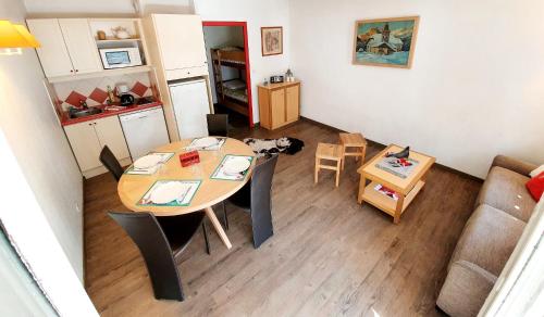 une chambre avec une table et un chien dans une cuisine dans l'établissement La Riviere Vue Mont Blanc, à Chamonix-Mont-Blanc