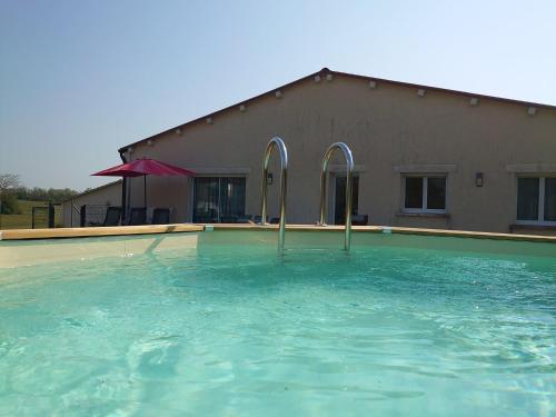 une grande piscine devant une maison dans l'établissement Maison Dordogne Périgord secteur BERGERAC EYMET, à Flaugeac