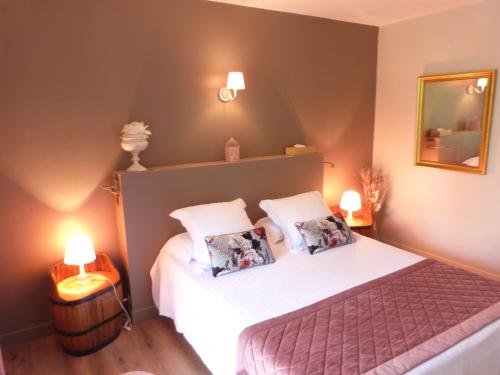 a bedroom with a bed with two pillows on it at Le Domaine du Terroir à 5 minutes des Grottes de Lascaux in La Chapelle-Aubareil