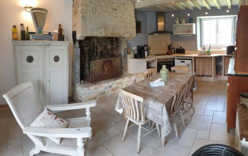 Kuchyň nebo kuchyňský kout v ubytování Normandieheritage14 COTTAGE DU MARAIS DDAY OMAHA BEACH