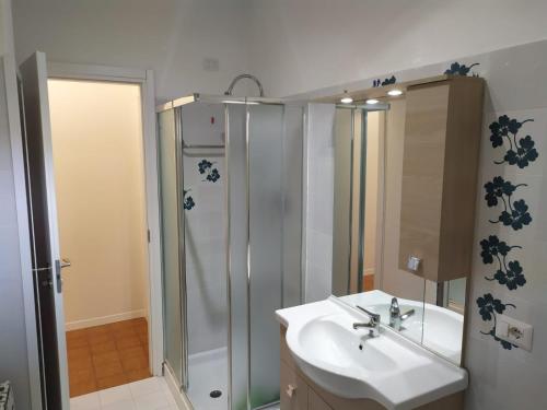 a bathroom with a sink and a shower at Beach House, 300 m dal mare, Marina di Massa in Marina di Massa