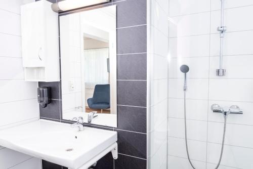 
Ein Badezimmer in der Unterkunft Lavik Fjord Hotel & Apartments
