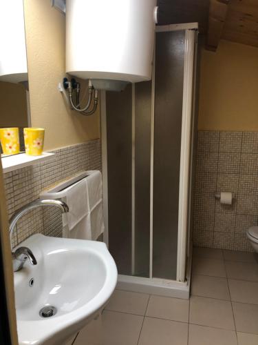 ein Bad mit einem Waschbecken und einer Duschkabine in der Unterkunft Casa Relax Avola in Avola