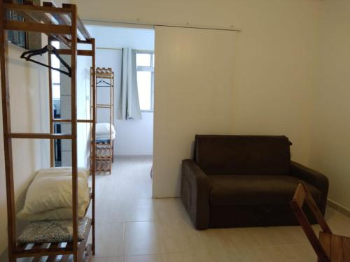 ein Wohnzimmer mit einer Couch und einem Etagenbett in der Unterkunft Sala living vista mar Wi-fi e smart tv in São Vicente