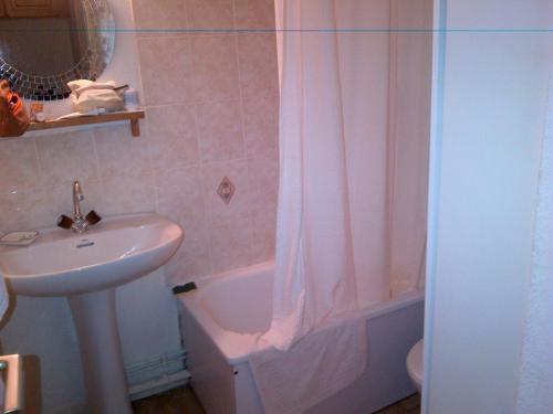 a bathroom with a sink and a shower curtain at Appartement 4 personnes 5mn plage Piscine wifi parking in La Seyne-sur-Mer