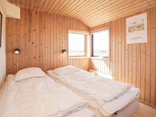 Un pat sau paturi într-o cameră la Three-Bedroom Holiday home in Løkken 31
