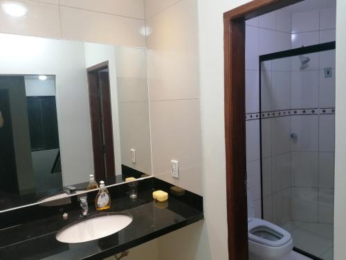W łazience znajduje się umywalka, toaleta i lustro. w obiekcie El Prado w mieście Santa Cruz de la Sierra