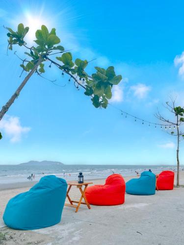 a picnic table and four chairs on the beach at Thien Nhan Hotel in Cửa Lò