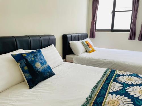 a room with two beds and a couch at 十二籃民宿 in Magong