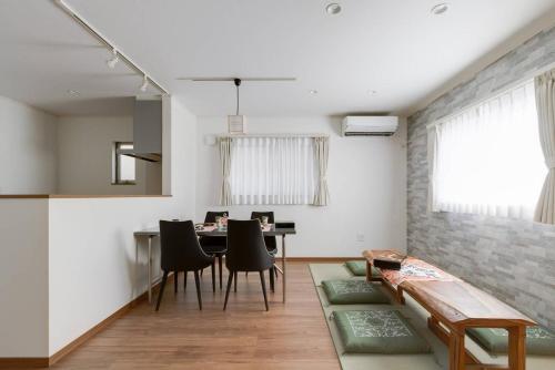 a kitchen and dining room with a table and chairs at Ferie Nara in Nara