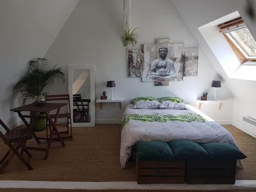 מיטה או מיטות בחדר ב-Le Cottage Belmontais, maison individuelle, vue panoramique sur la rivière
