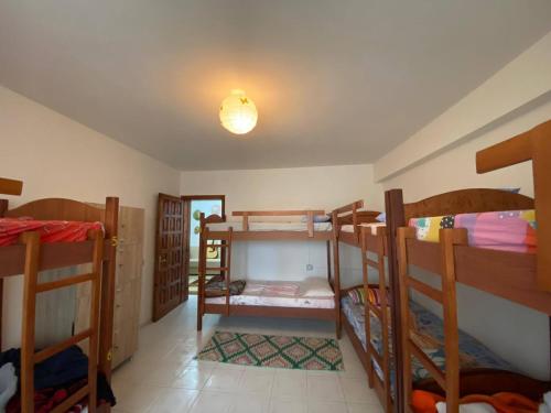 Tempat tidur susun dalam kamar di Vlora Backpackers Hostel & Bar LUNGOMARE