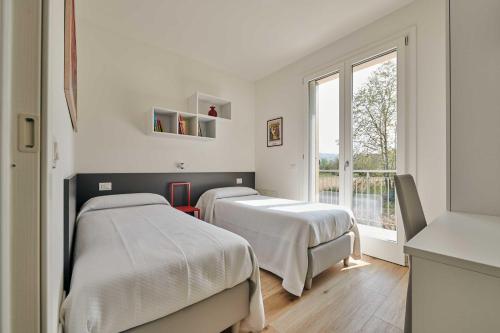 Łóżko lub łóżka w pokoju w obiekcie ApartmentsGarda - Garda31 Residence