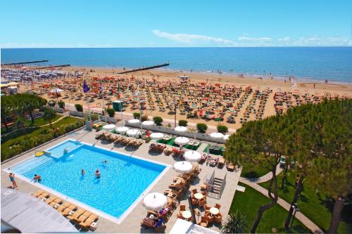 una vista panoramica su una spiaggia con piscina e una spiaggia di Hotel Cesare Augustus a Lido di Jesolo