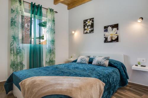 una camera con un letto e una coperta blu di 8145 - Bonito Bungalow Costa Calma a Costa Calma