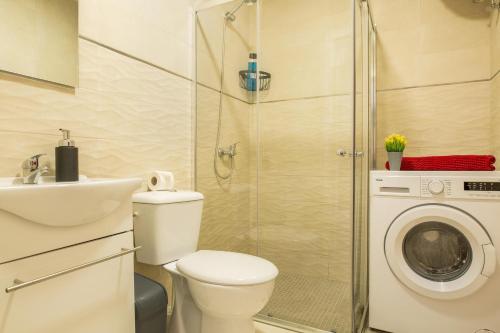 W łazience znajduje się toaleta, umywalka i pralka. w obiekcie 8145a - Bonito Bungalow Costa Calma w mieście Costa Calma
