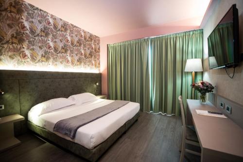 Un pat sau paturi într-o cameră la Hotel Ristorante Ala d'Oro