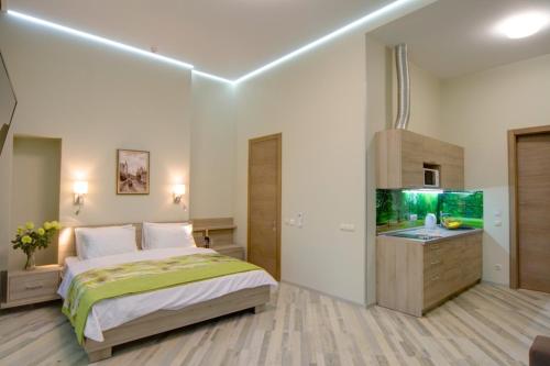 een slaapkamer met een bed en een aquarium bij Summit Apartments in Kiev