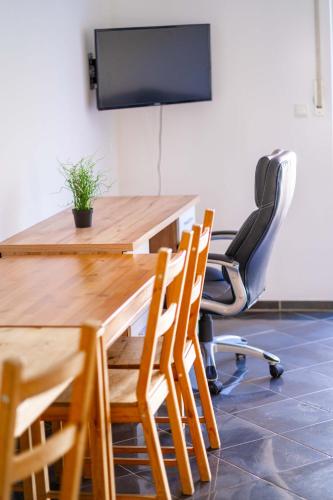 a conference room with a wooden table and chairs at SUNNYHOME Monteurwohnungen und Apartments nahe Regensburg in Obertraubling