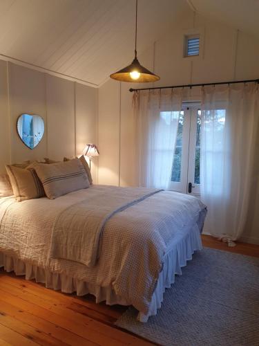מיטה או מיטות בחדר ב-Gibbston Boathouse with Outdoor Bath