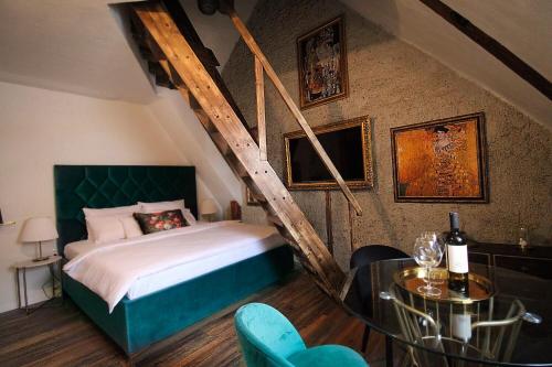 1 dormitorio con 1 cama y 1 mesa con sillas en Madam s Boa en Banská Štiavnica