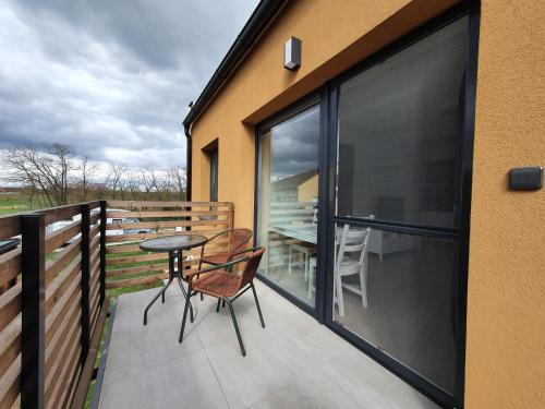 a patio with a table and chairs on a balcony at Ubytování v soukromí Pasohlávky in Pasohlávky